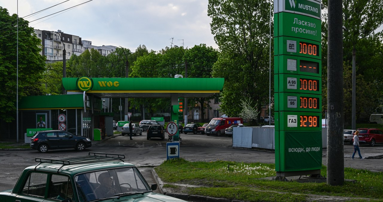 Na stacjach, również na zachodzie Ukrainy, brakuje paliw. Na zdjęciu stacja we Lwowie /Getty Images