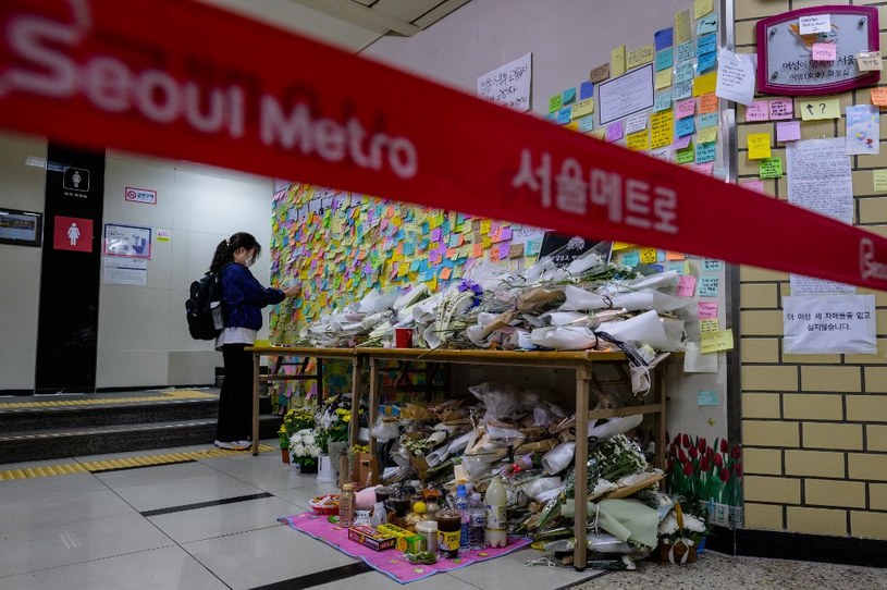 Na stacji metra w Seulu, gdzie została zadźgana 28-latka, ludzie zostawiają kartki i kwiaty /ANTHONY WALLACE/AFP /AFP