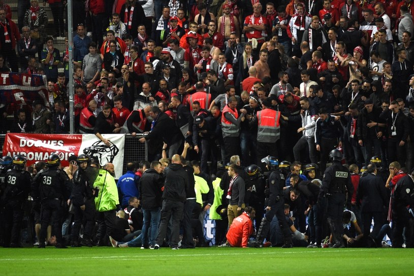 Na stadionie w Amiens nie wytrzymały barierki /AFP