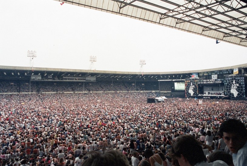 Na stadionie Wembley podczas Live Aid w 1985 bawiło się 72 tysiące osób /Mirrorpix / Contributor /Getty Images