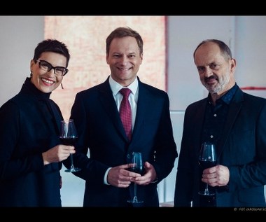 Na stanowisku scenarzysty Komasę zastąpił Mateusz Pacewicz, który napisał także skrypt do powstającego równolegle drugiego filmu reżysera pod tytułem "Boże Ciało".