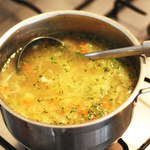 Na starcie, w trakcie, czy na koniec? Kiedy najlepiej dodawać przyprawy do zupy? 