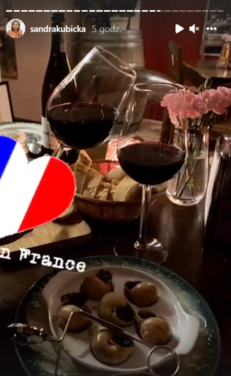 Na stole pojawiły się ślimaki i czerwone wino @sandrakubicka /Instagram