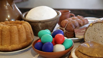 Na stole żurek, jajka i sernik. A o czym będziemy przy nim rozmawiać? 