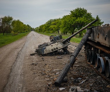 "На столике — плюшевый кролик, а под ним, в тарелке с конфетами, — граната"