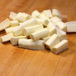 Na straganach sprzedają jako pietruszkę. Może popsuć smak sałatki jarzynowej