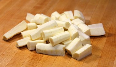 Na straganach sprzedają jako pietruszkę. Może popsuć smak sałatki jarzynowej