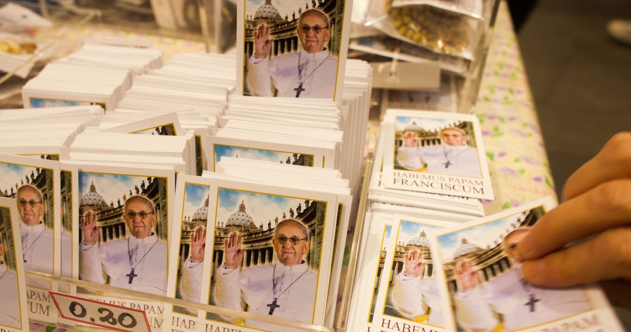 Na straganach w Watykanie są już pierwsze kartki z papieżem Franciszkiem