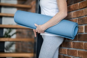 Na stres, nerwy, obolałe plecy i obwisłe ciało. Pilates przy ścianie podbija sieć