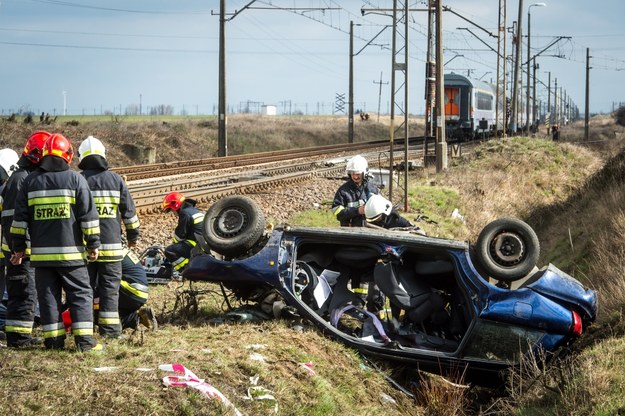 Na strzeżonym przejeździe kolejowym samochód osobowy wjechał po pociąg pospieszny relacji Poznań-Gdynia /Tytus Żmijewski /PAP