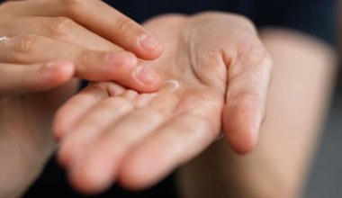 Na suche dłonie działa jak opatrunek. W aptece kupisz za kilka złotych