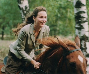 Na świadomy aktorski debiut Karoliny Wajdy czekaliśmy do 1986 roku, kiedy jako 19-letnia dziewczyna zagrała w szkolnej etiudzie "Mętna woda". Rok później pojawiła się w czechosłowackiej produkcji "Uśmiech diabła".

Najbardziej pamiętną kreacją aktorska Karoliny Wajdy pozostaje jednak rola Rozmaryny w  "Cwale" (1995) Krzysztofa Zanussiego (na zdjęciu).