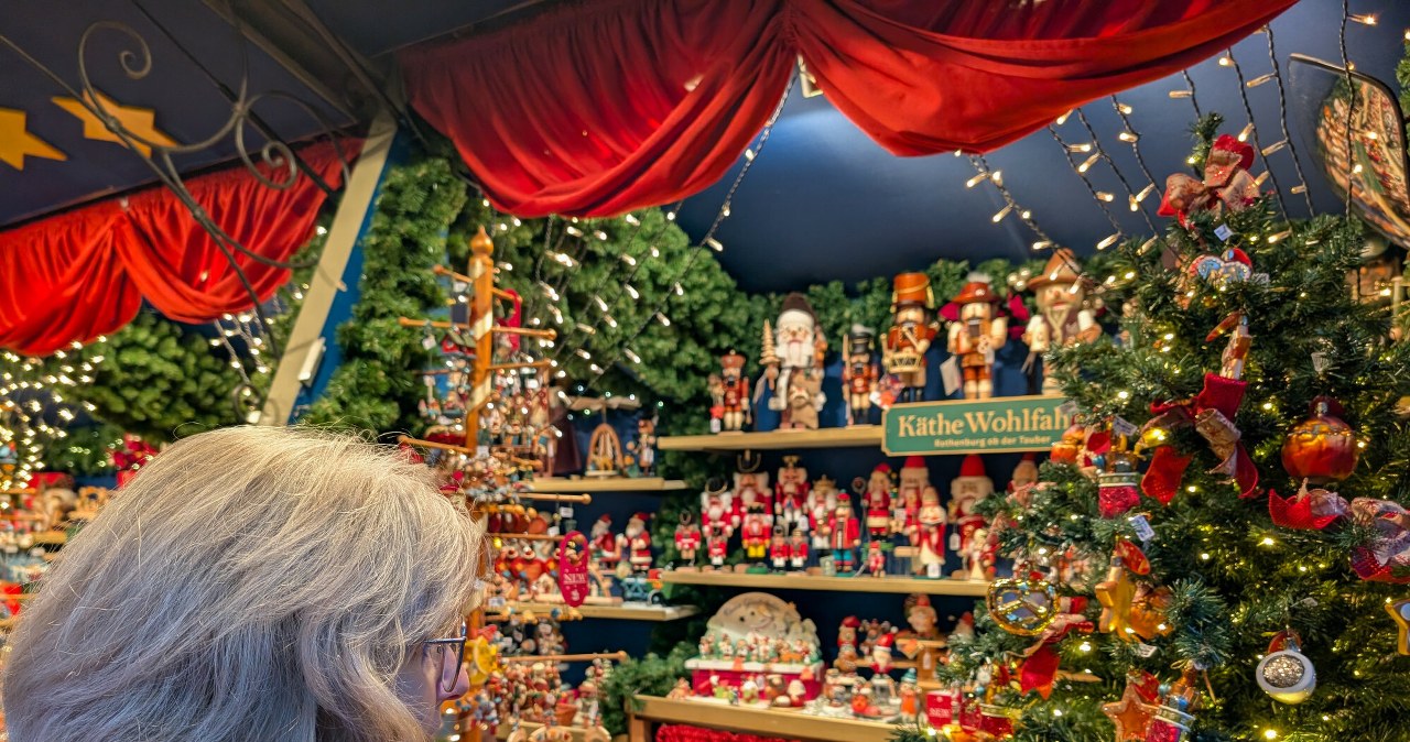 Na świątecznym jarmarku i w Muzeum Bożonarodzeniowym w Rothenburgu można nabyć mnóstwo wspaniałych ozdób. /MICHAEL NGUYEN, Nur Photo/East News /East News