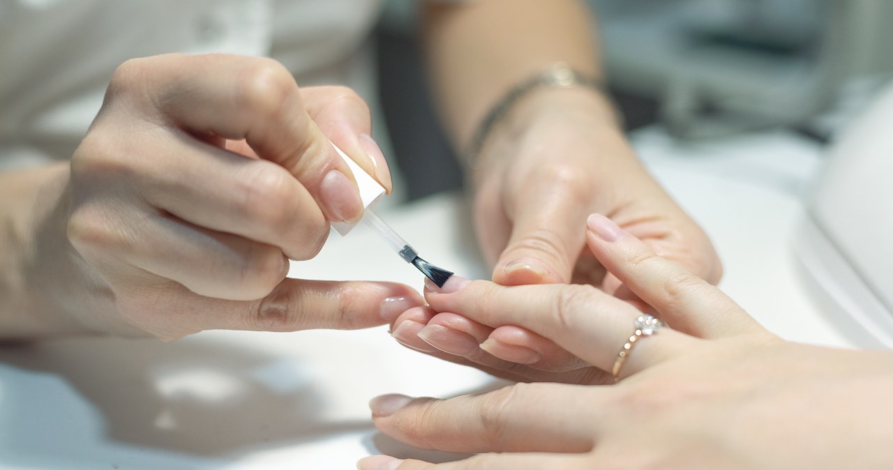 Na święta Bożego Narodzenia warto wybrać minimalistyczne paznokcie. /123RF/PICSEL