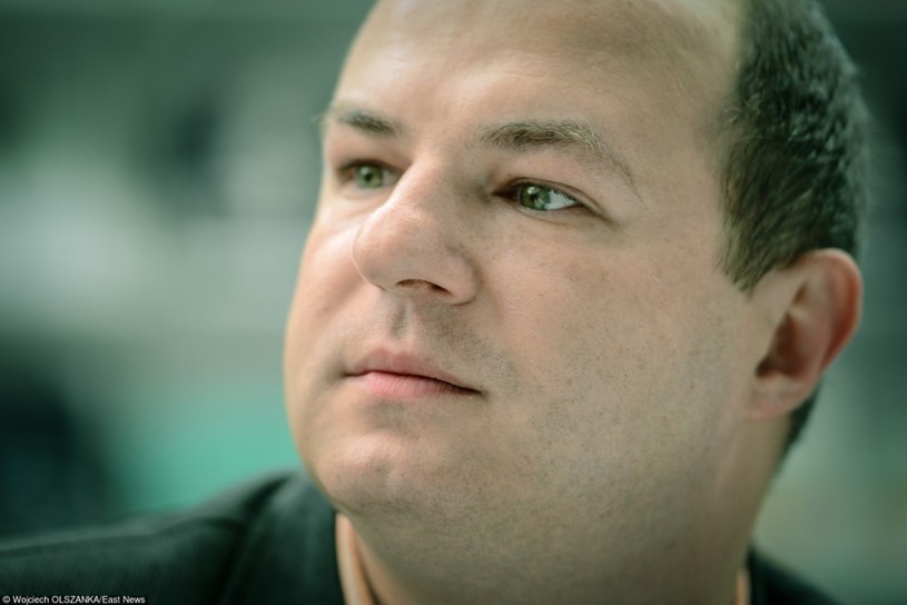 Na swoim profilu na FB wrózbita Maciej przekonuje jak wiele mozna wyczytać z kart tarota /Wojciech Olszanka /East News