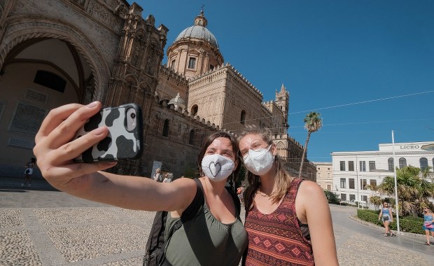 Na Sycylii maseczki na zewnątrz znowu obowiązkowe