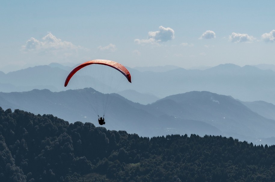 Na szczęście 86-letni paralotniarz ma tylko niegroźne obrażenia /Shutterstock