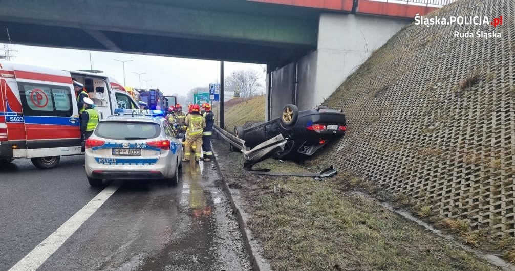 Na szczęście ani kierująca ani jej córka nie odniosły poważnych obrażeń /Policja