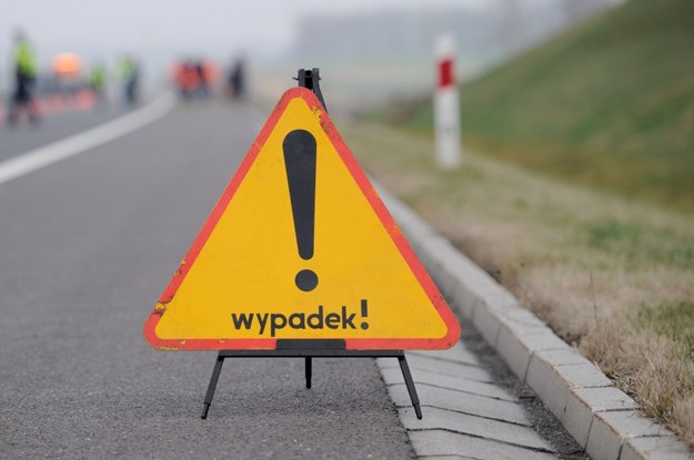 Wypadek gimbusa. Uderzył w drzewo