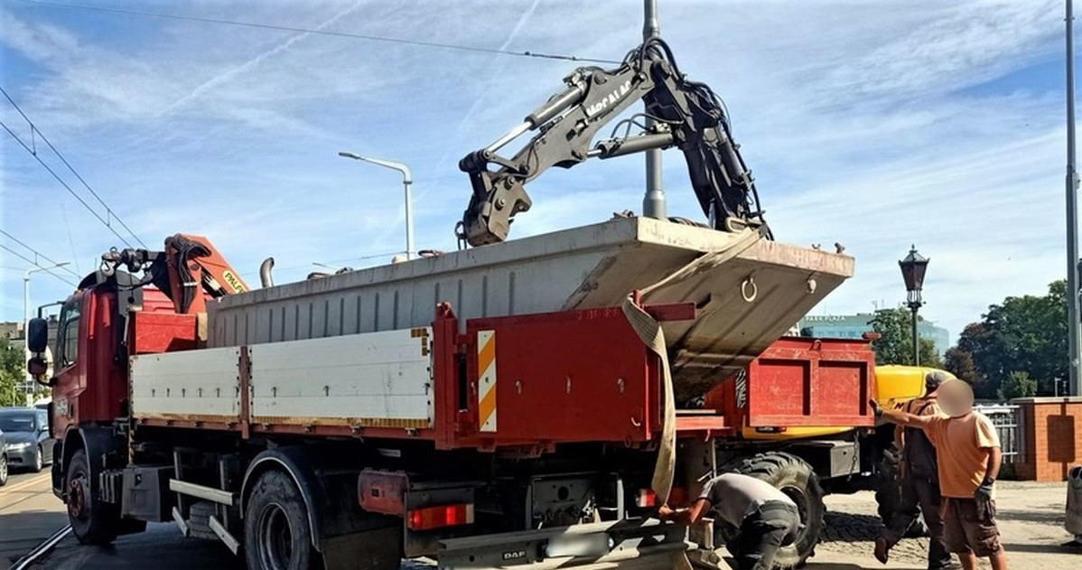 Na szczęście, skończyło się jedynie na uszkodzeniu nawierzhcni. Kierowcę ukarano mandatem w wysokości 3000 zł /Policja