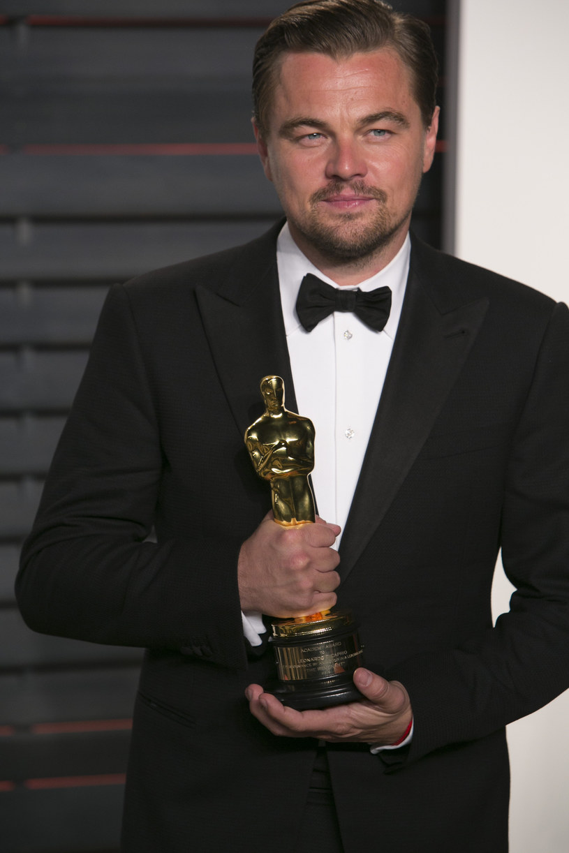 Na szczęście swojego Oscara za "Zjawę" Leonardo DiCaprio oddawać nie musi /ADRIAN SANCHEZ-GONZALEZ / AFP
