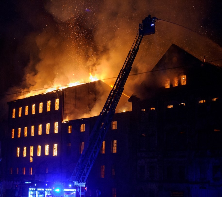 Na szczęście w pożarze nikt nie ucierpiał /Paweł Topolski /PAP