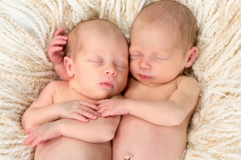 Na szczęście w większości przypadków ciąż bliźniaczych nie ma groźnych powikłań, a dzieci rodzą się zdrowe /123RF/PICSEL