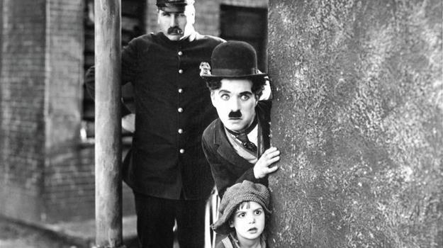 Na szczęście wciąż możemy oglądać tak wybitne filmy, jak słynny "Brzdąc" Charliego Chaplina /materiały prasowe