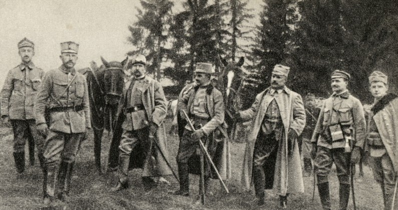 Na szczycie Pantyru w Karpatach Wschodnich: od lewej budowniczy Drogi Legionów - por. inż. Służkiewicz, gen. Karol Durski-Trzaska, kpt. Włodzimierz Zagórski, dr Staszewski, kpt. Zygmunt Dzwonkowski, październik 1914 /Muzeum Józefa Piłsudskiego w Sulejówku /