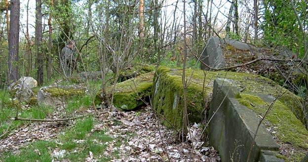 Na szczycie Wzgórza Kombatantów znajdują się pozostałości po pomniku feldmarszałka von Blüchera /Odkrywca