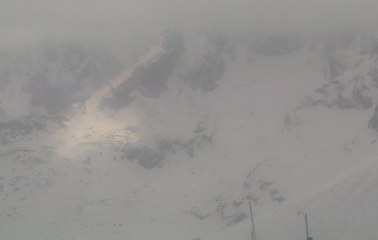 Na szczytach Tatr spadł śnieg. Na polanach kwitną krokusy