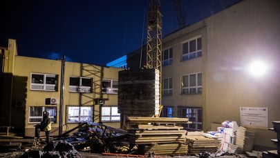 Na szkołę przewróciło się ramię dźwigu. Policja bada sprawę