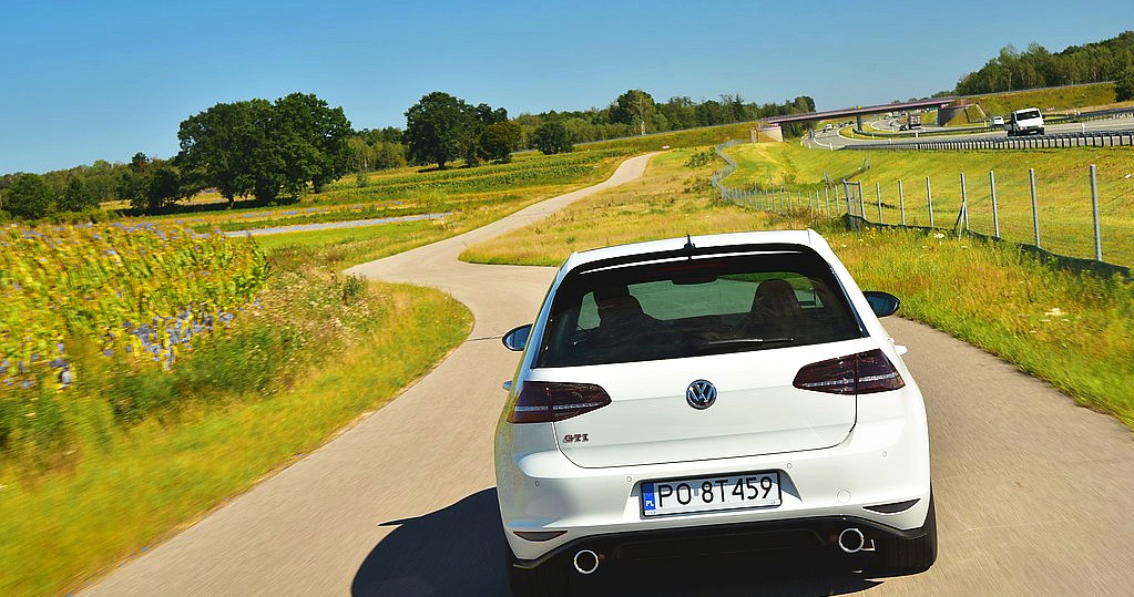 Na szybko przejeżdżanych zakrętach Clubsport czuje się jeszcze lepiej niż na autostradzie. /Motor