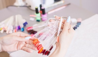 Na taki manicure postaw jesienią. Te kolory są modne i efektowne