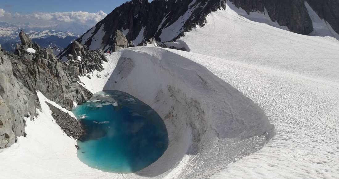 Na takie jezioro podczas wspinaczki na Mont Blanc natknął się Bryan Mestre /materiały prasowe