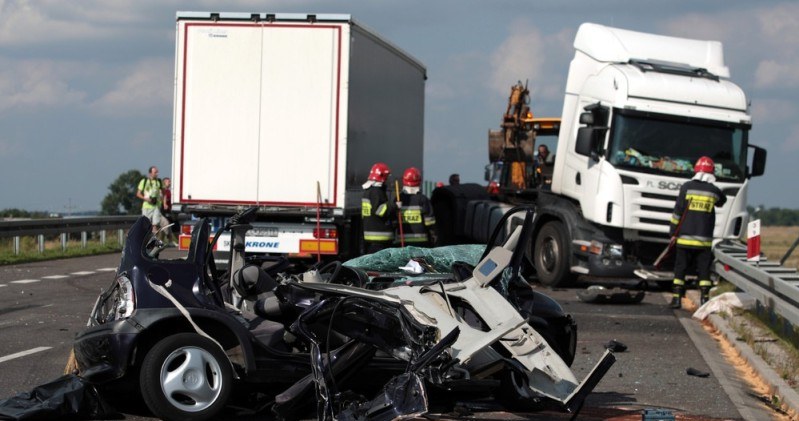 Na takiej drodze ciężarówki nie mogą jechać szybciej niż 70 km/h. Teoretycznie... /Jakub Orzechowski  /Agencja SE/East News