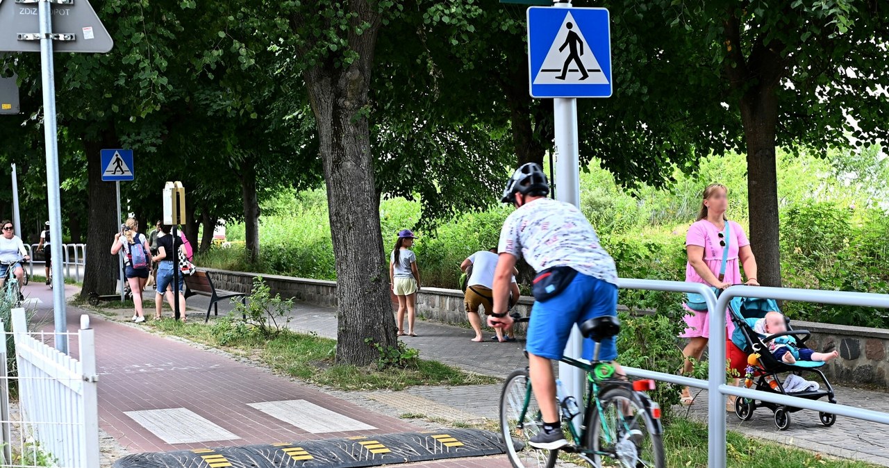 Na takim przejściu pierwszeństwo ma pieszy. Jak widać czasem rowerzystów trzeba wyhamowywać progami zwalniającymi /Marcin Gadomski /Agencja SE/East News
