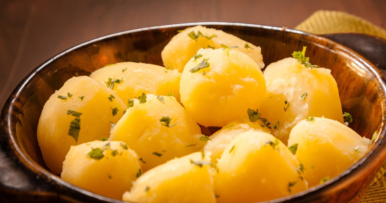 Na talerzu wybór bywa trudny, ale w diecie odchudzającej to właśnie zwykłe ziemniaki potrafią nasycić na długo i pomóc trzymać się planu /123RF/PICSEL