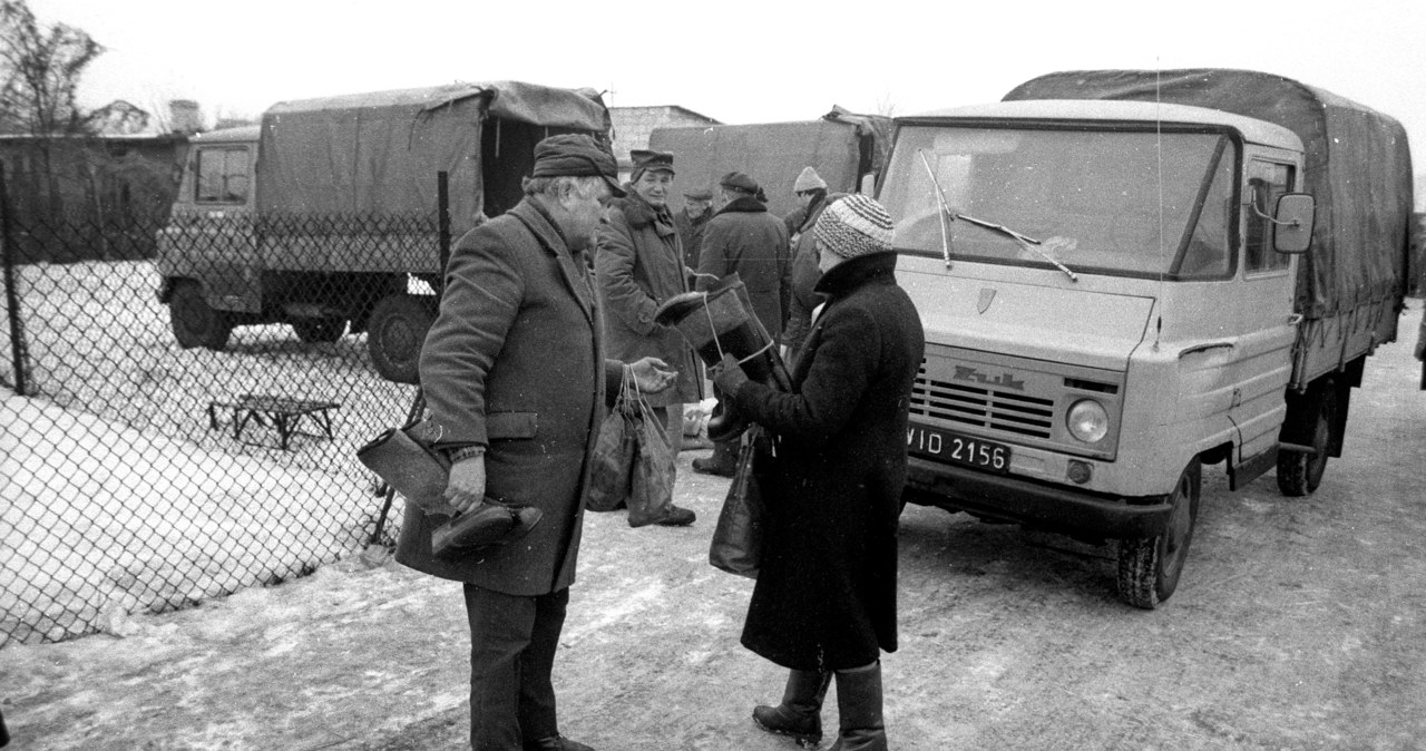 Na targowisku w Górze Kalwarii, rok 1986. W tle dostawczaki marki Żuk - samochody polskiego prywaciarza /Jacek Marczewski /Agencja FORUM