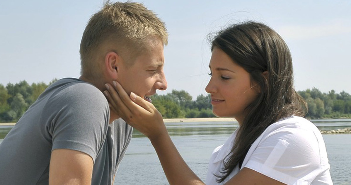 Na tę chwilę i te słowa Majka (Laura Samojłowicz) czekała od dawna. Paweł (Rafał Mroczek) nareszcie dojrzał do wyznania uczuć! /Ga??zka /AKPA