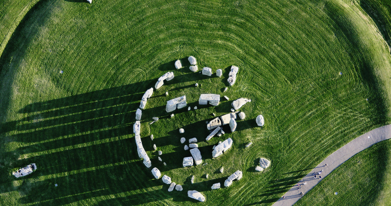 Na tę chwilę najbardziej popularną hipotezą związaną ze Stonehenge jest ta, według której obiekt związany jest z kultem słońca i księżyca / David Goddard / Contributor /Getty Images