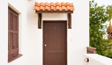 Na te kolory nie maluj drzwi do domu czy garażu. Sąsiedzi będą cię wytykać palcami