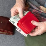 Na tę opłatę czekają jeszcze do piątku. Potem mogą zmniejszyć emeryturę