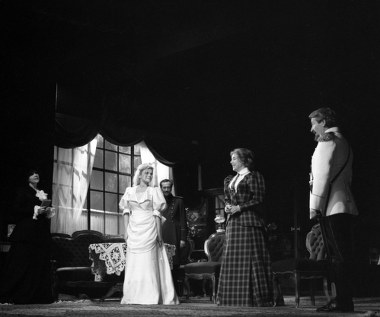 Na teatralnej scenie Katarzyna Figura zadebiutowała w 1985 roku rolą Iriny w "Trzech siostrach" Antoniego Czechowa w reżyserii Macieja Englerta na deskach warszawskiego Teatru Współczesnego. Siostrzany tercet stworzyła na scenie z Mają Komorowską i Martą Lipińską.