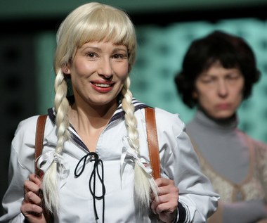 Na teatralnej scenie Popławska zadebiutowała już w 1998 roku podwójną roli Halinki i Cypojry w "Sztukmistrzu z Lublina" na scenie Teatru Muzycznego-Operetki Wrocławskiej we Wrocławiu. Dopiero dwa lata później ukończyła wrocławska PWST. Ważnym momentem jej teatralnej kariery było związanie się z prowadzonym przez Grzegorza Jarzynę TR Warszawa. To tam Popławska zagrała jedną z najlepszych ról - Małą Metalową Dziewczynkę w przedstawieniu "Między nami dobrze jest", będącym adaptacją prozy Doroty Masłowskiej.