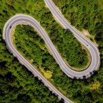 Na tej drodze zakręt goni zakręt. Drugiej tak krętej w Polsce nie ma