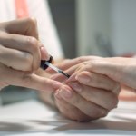 Na ten kolor maluj paznokcie po 50-tce. Optycznie wyszczupla i odmładza dłonie