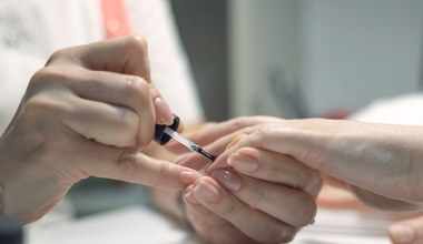 Na ten kolor maluj paznokcie po 50-tce. Optycznie wyszczupla i odmładza dłonie