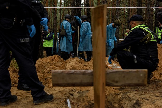Na terenach odbitych z rąk Rosjan znaleziono masowe groby /OLEG PETRASYUK /PAP/EPA
