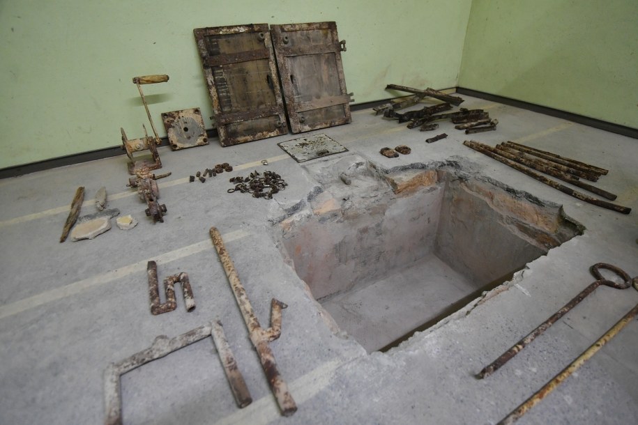 Na terenie aresztu znaleziono ukryte części szubienicy, na której stracono generała Fieldorfa "Nila" /BARTLOMIEJ ZBOROWSKI /PAP